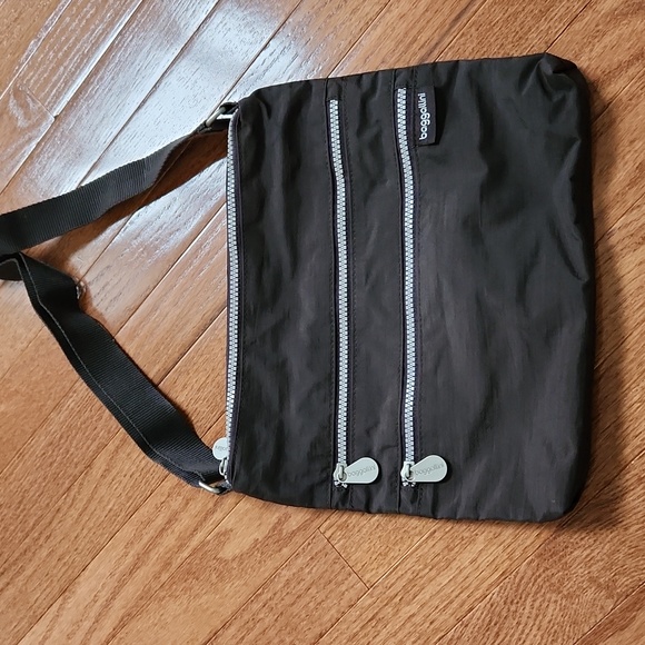 Baggallini Handbags - Baggallini crossbody purse